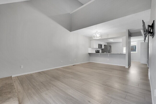 Building Photo - $2,400 - 3 Bed, 2.5 Bath Townhome with Fin...