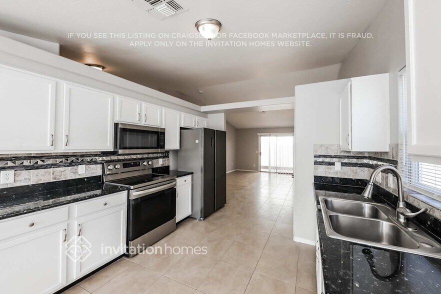 Building Photo - 8520 W Palm Ln