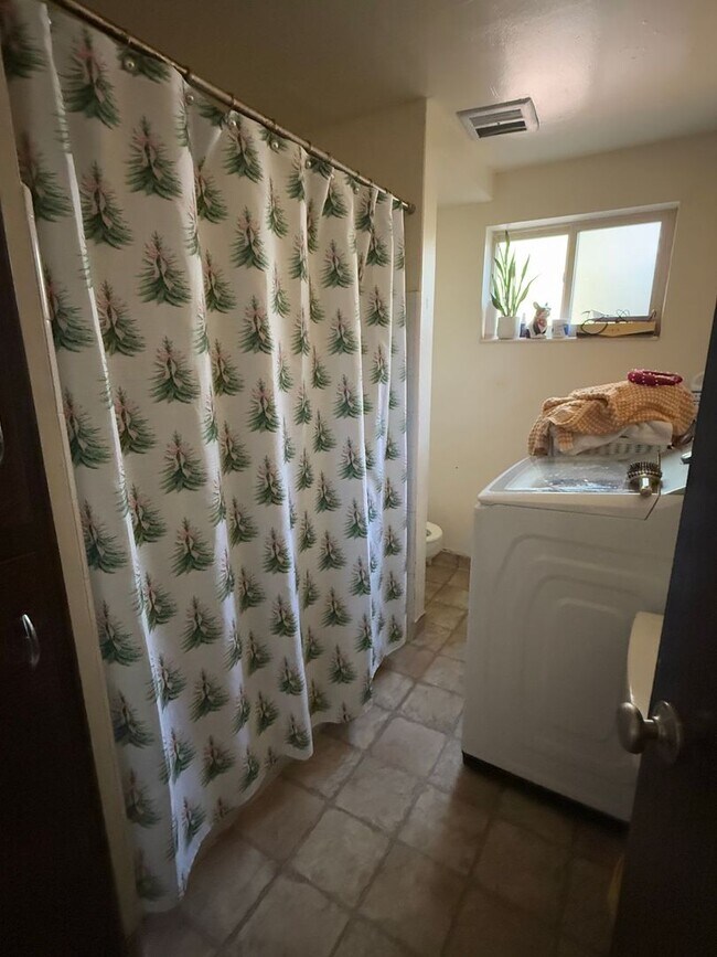 Building Photo - 2 Bedroom Apartment--Orem