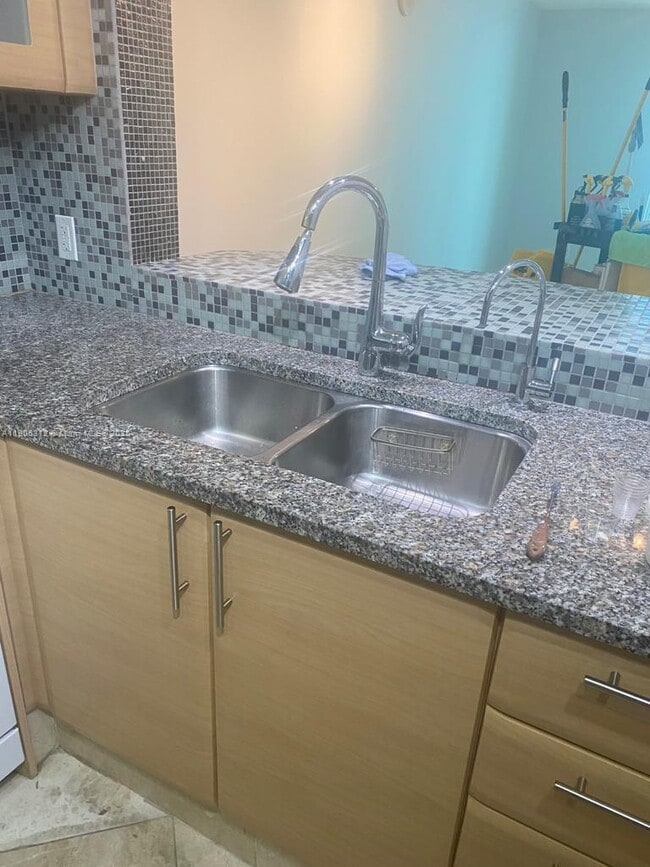 Building Photo - 2101 Brickell Ave