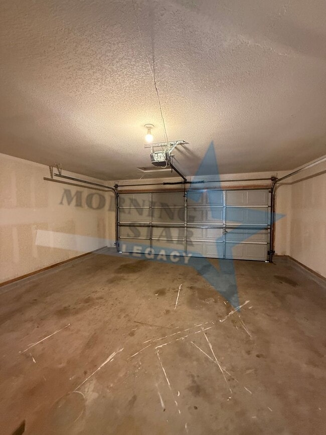Building Photo - Inviting 3 bedroom 2.5 bath waiting to be ...