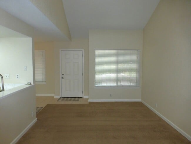 Building Photo - Townhouse 2 bedrooms, 2 1/2 baths, 2 car g...
