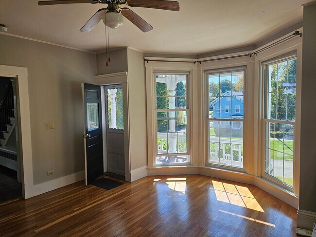 Building Photo - 2 Bedroom townhouse style apartment