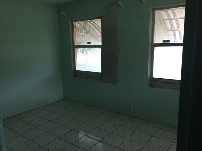 Building Photo - Nice 2-1 house by Walmart