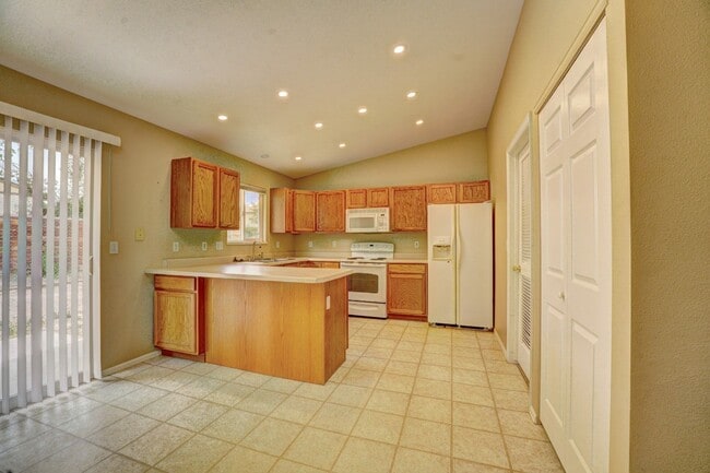 Building Photo - REALLY NICE HOME WITH DOUBLE CAR GARAGE!!!