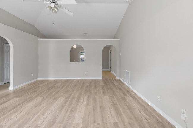 Building Photo - 173 SW Ray Ave