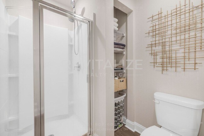 Building Photo - Beautiful Townhome in Quail Hollow, Spanis...