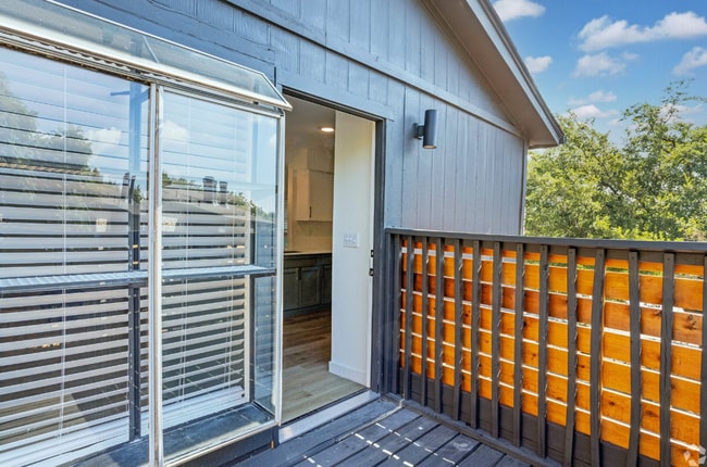 Building Photo - 905 Airoso Cove