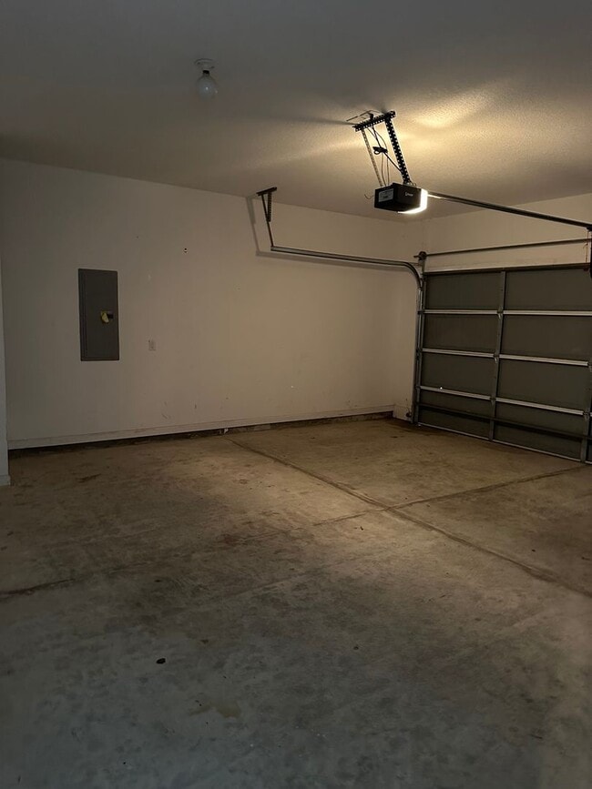 Building Photo - FOR RENT