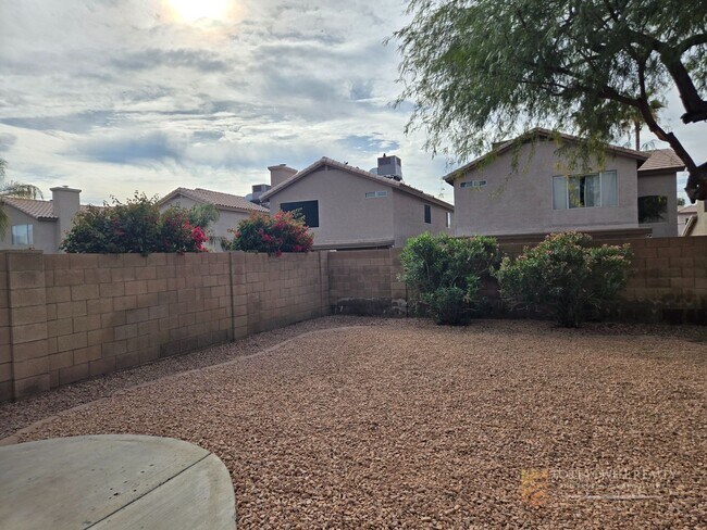Building Photo - Fully remodeled, spacious 3 bed 2.5 bath, two-story home in Phoenix