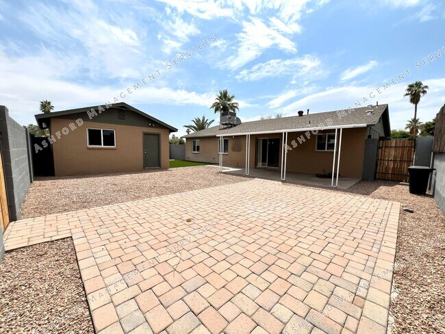 Building Photo - REMODELED 3 BEDROOM 2 BATH GEM WITH DETACH...