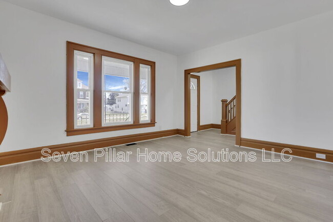 Building Photo - 121 S Terrace Ave