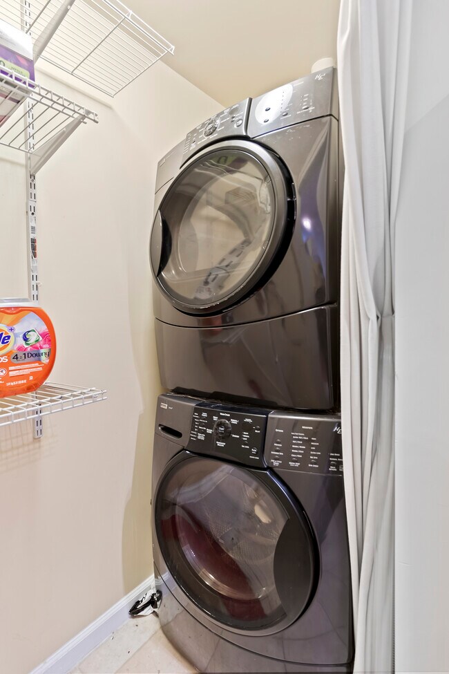 Building Photo - 3075 Hawthorne Dr NE