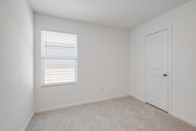 Building Photo - New Rent Rate! Modern 4/2 in East Central/ Sapphire Grove
