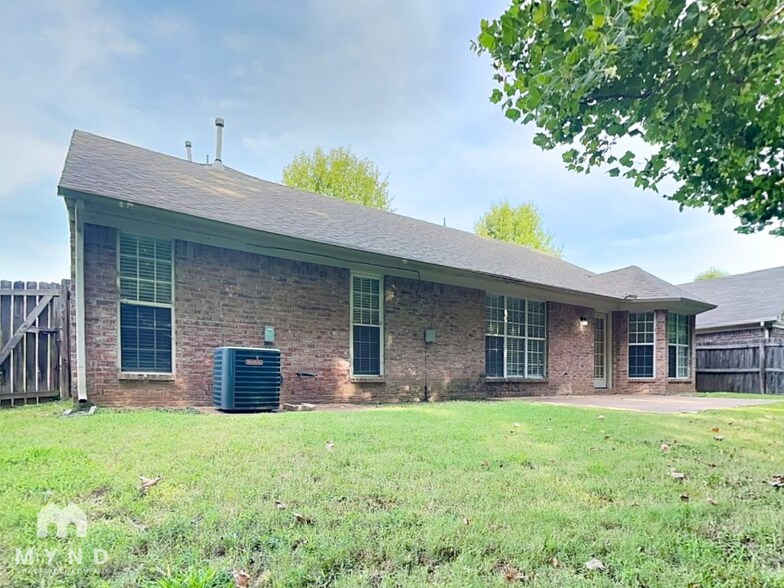 Building Photo - 10374 Cottage Oaks Dr