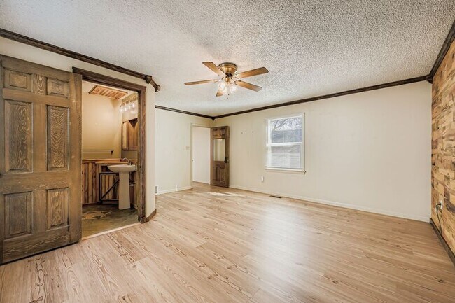 Building Photo - 515 W San Miguel St