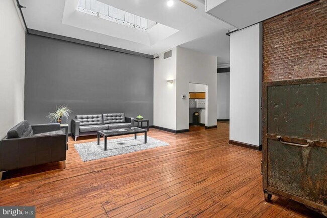 Building Photo - 36 Strawberry St