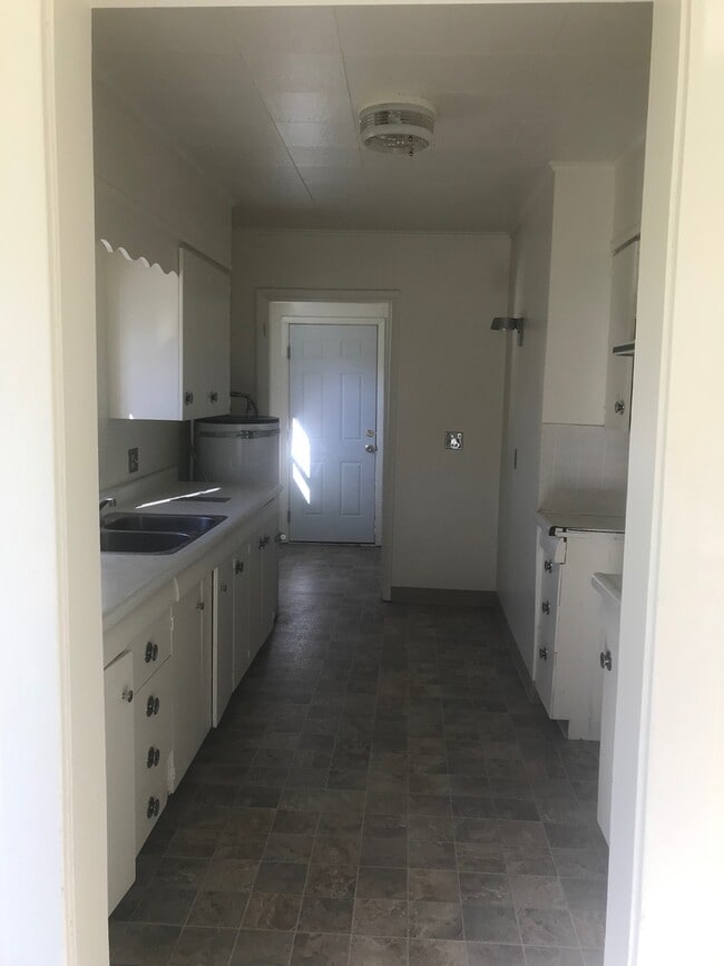 Building Photo - 2 bedroom 1 Bath
