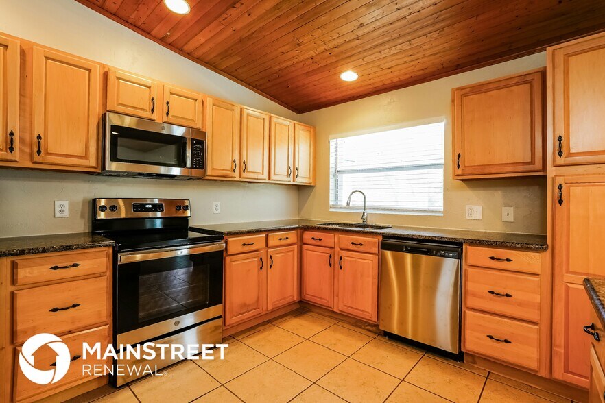 Building Photo - 15860 Willoughby Ln
