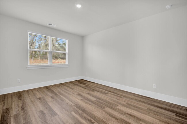 Building Photo - 514 Silky Oak Dr SE