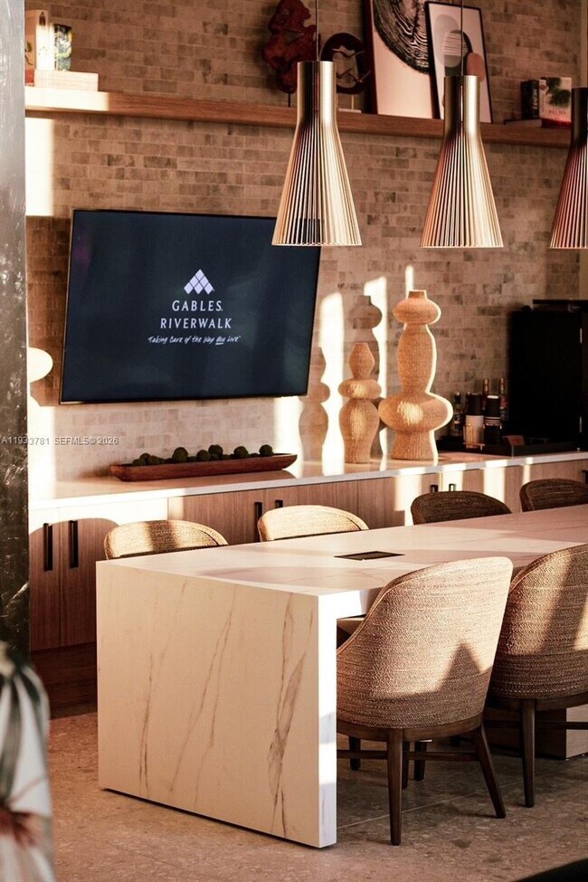 Building Photo - 333 N New River Dr E