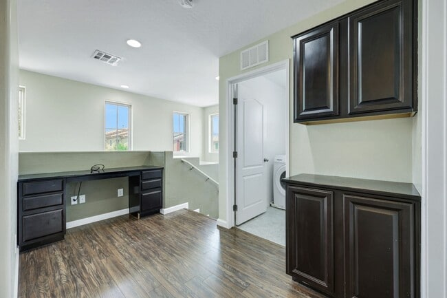 Building Photo - 3 bed/2.5 bath perfect corner home