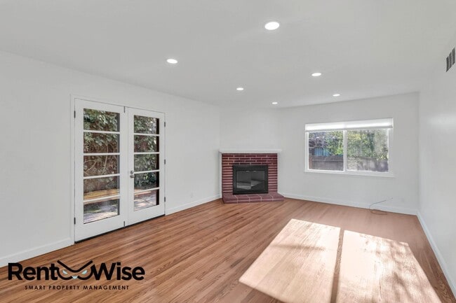 Building Photo - 838 Crompton Rd