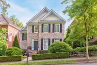 Building Photo - 704 Longleaf Dr NE