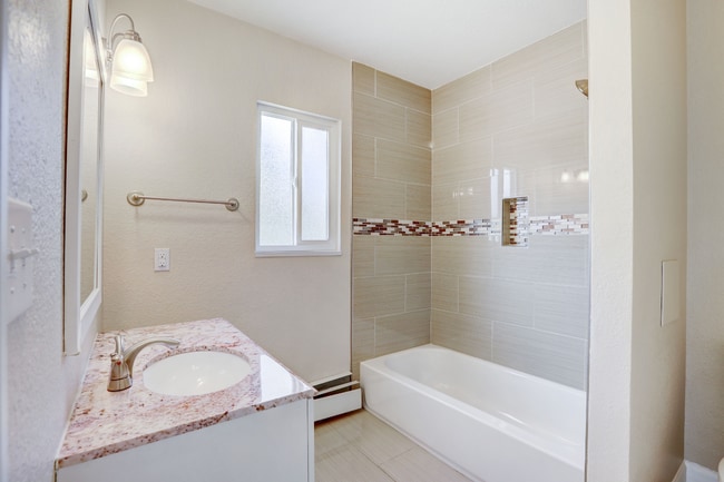 Building Photo - Spacious & Modern Home in Crestmoor Park!