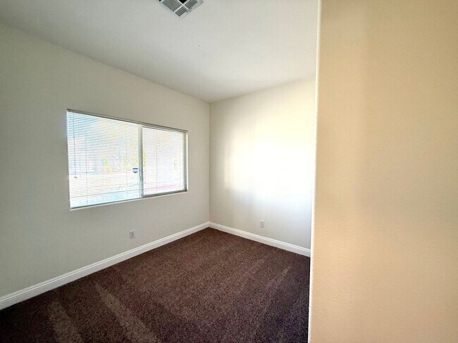 Building Photo - 3 Bedroom Home off of S Eastern and Sunrid...