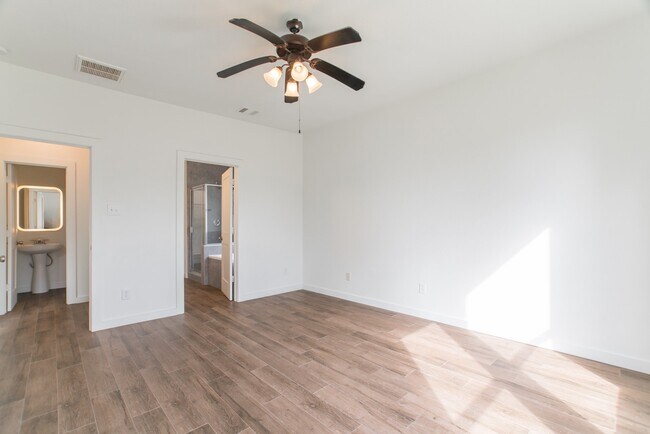 Building Photo - 102 E Lasting Spring Cir