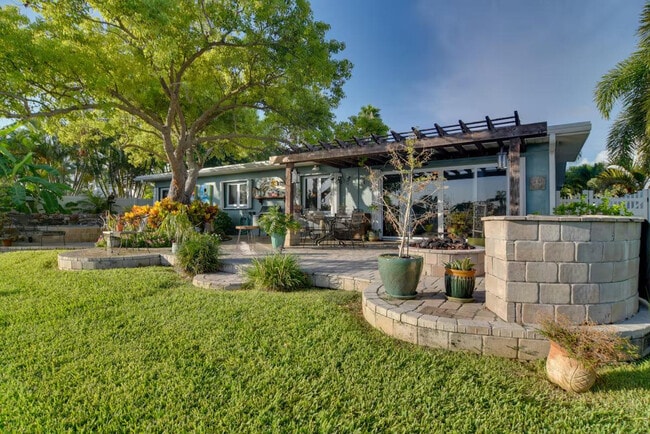 Building Photo - 301 N Tessier Dr