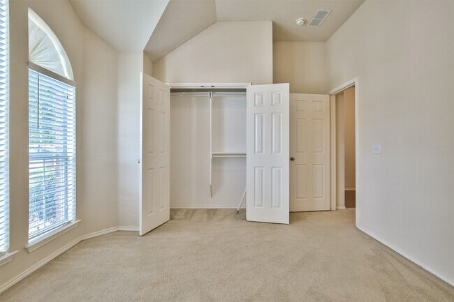 Building Photo - 2605 Monroe Dr