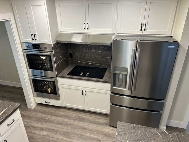 Building Photo - Beautifully Remodeled President’s Neighborhood Home