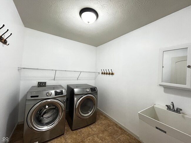 Building Photo - 12588 Hideout Dr