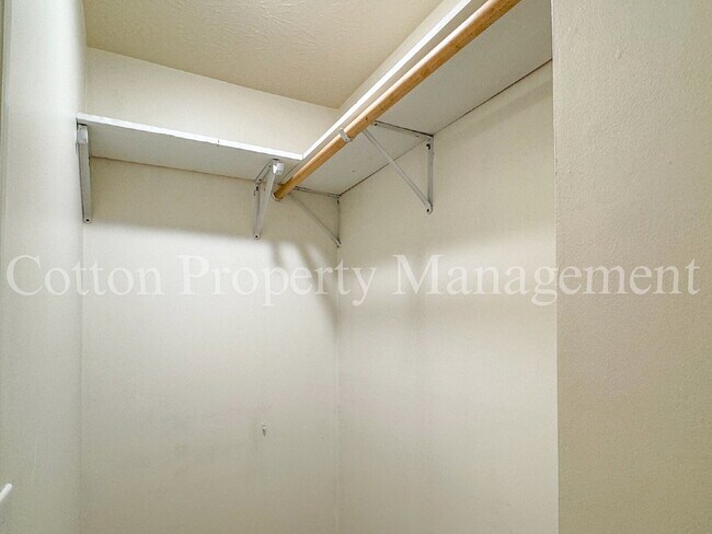 Building Photo - 4516 Greentree Rd