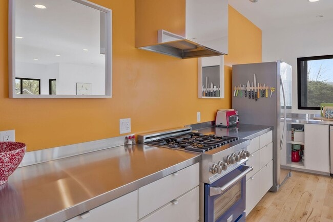 Building Photo - Custom-Built 4 Bed/ 2 Full + 2 Half Bath Modern Home at the base of Love Circle, Fully Furnished,...