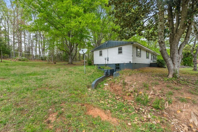 Building Photo - Updated 3-Bedroom Home on Quiet Street in Charlotte Court House!