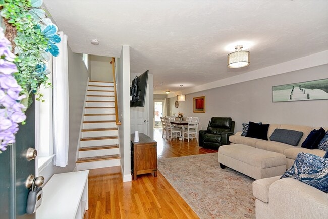 Building Photo - 28 Richardson St