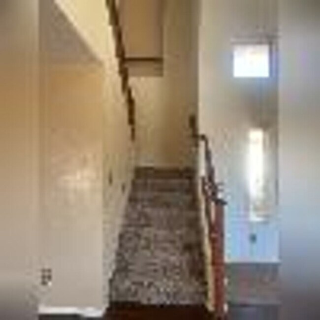 Building Photo - 4 Bedroom, 2 1/2 Bath Available Now!