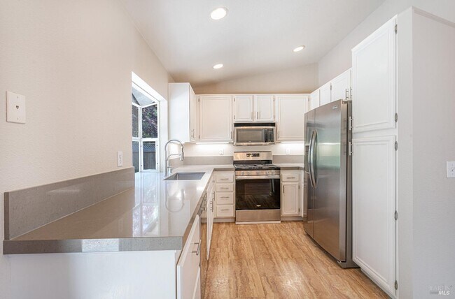 Building Photo - 943 Foothill Dr