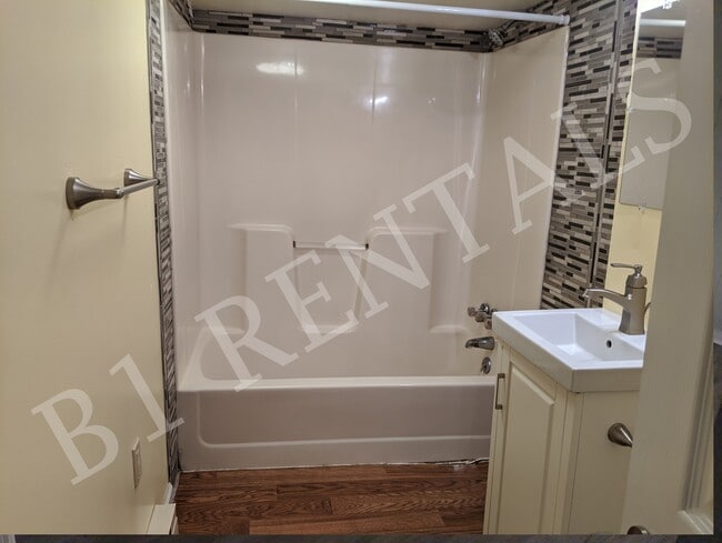 Building Photo - 707 S Vine St