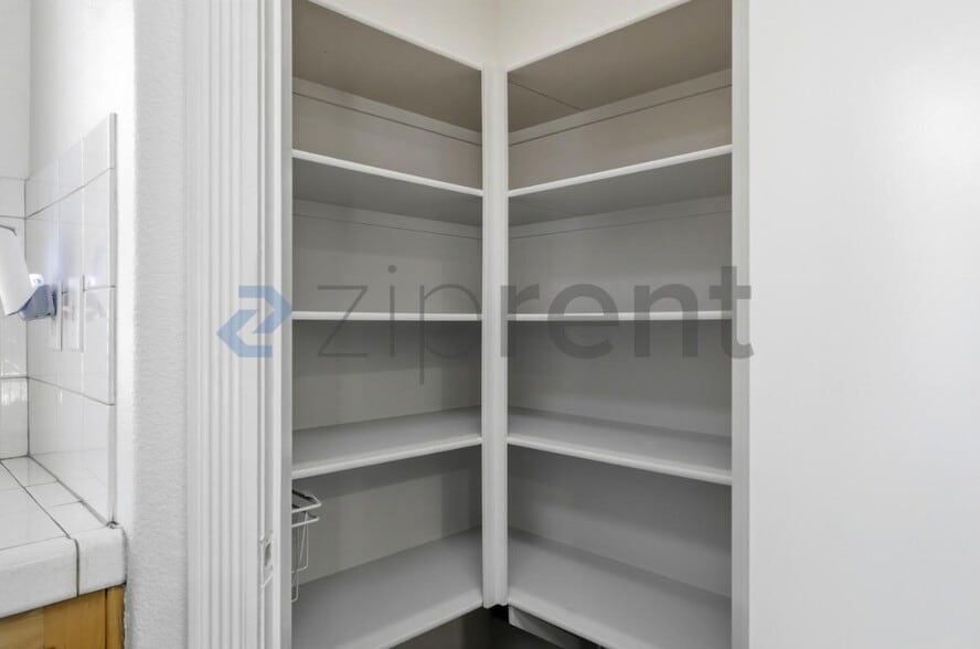 Building Photo - Unit