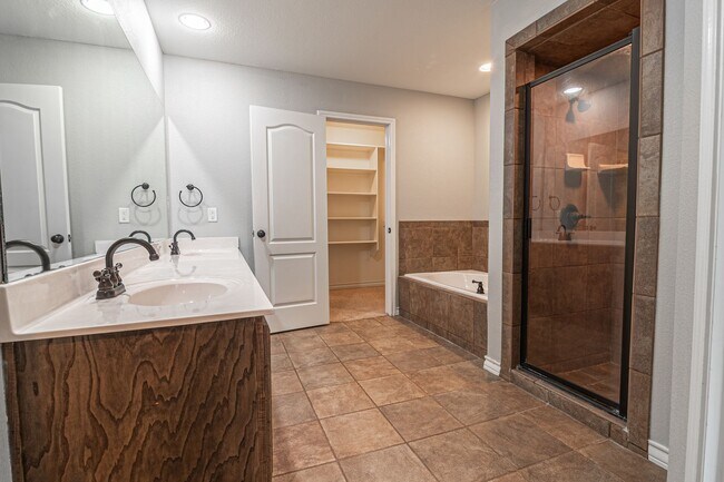 Building Photo - 5710 Llano Ct