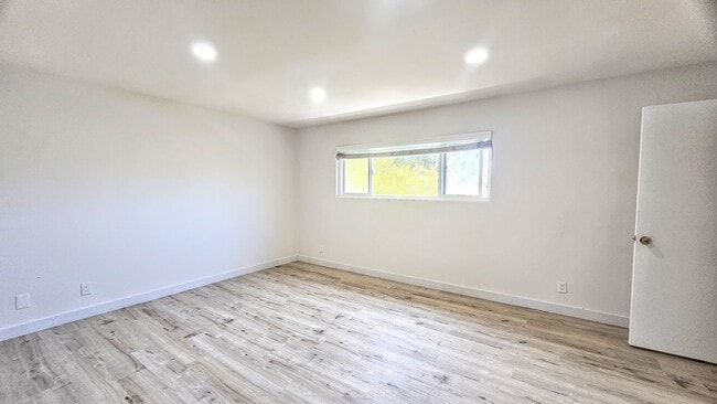 Building Photo - Gorgeous Remodeled 3bed 3bath 2 car garage...