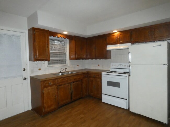 Building Photo - Updated Duplex in Pleasant Valley!