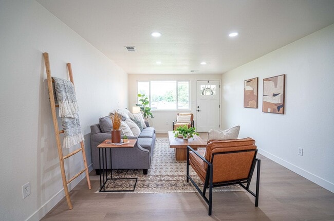 Building Photo - Charming Fully Remodeled 2 Bedroom, 1 Bath Duplex