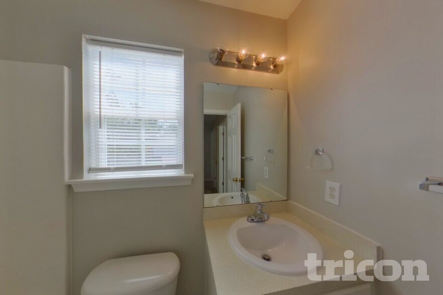 Building Photo - 163 Brooksong Dr
