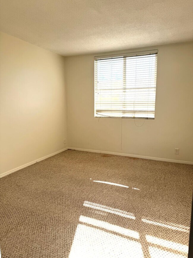 Building Photo - Townhome for Lease in Desirable Encino!