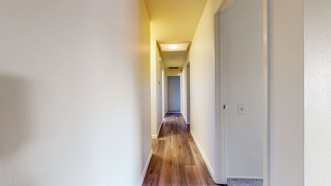 Building Photo - Bright 4 Bedroom 2 Full Bathroom Home with 2 Car Garage!